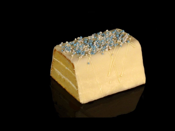 Geboorte marsepeincake half blauw