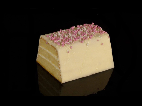 Geboorte marsepeincake half roze